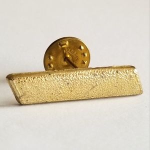 Vintage pin gold tone bar with diagonal slanted sides lapel pin